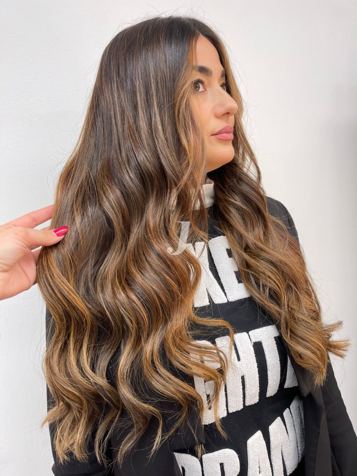 Foto di donna con capelli lunghi castano chiaro dorato