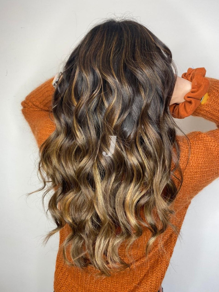 Foto di donna con capelli lunghi castano chiaro dorato