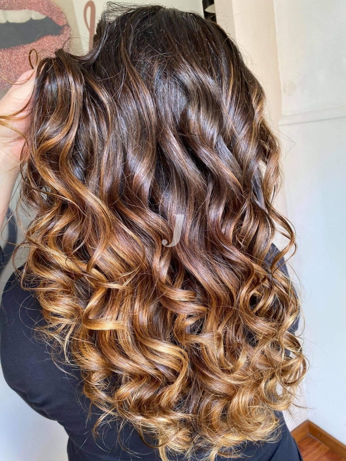 Foto di donna con capelli lunghi castano chiaro dorato