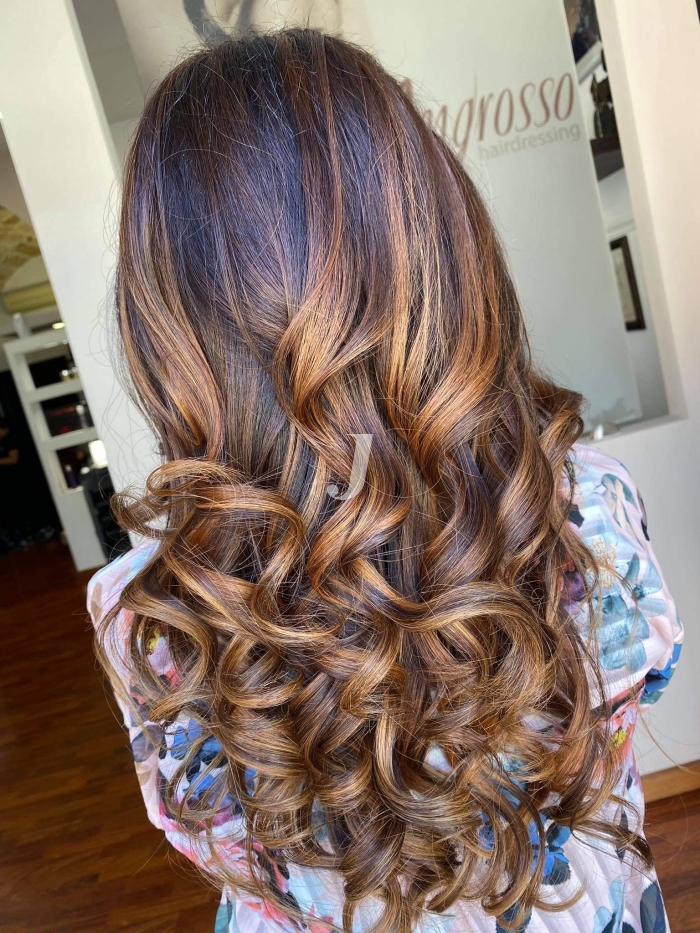 Foto di donna con capelli lunghi castano chiaro dorato