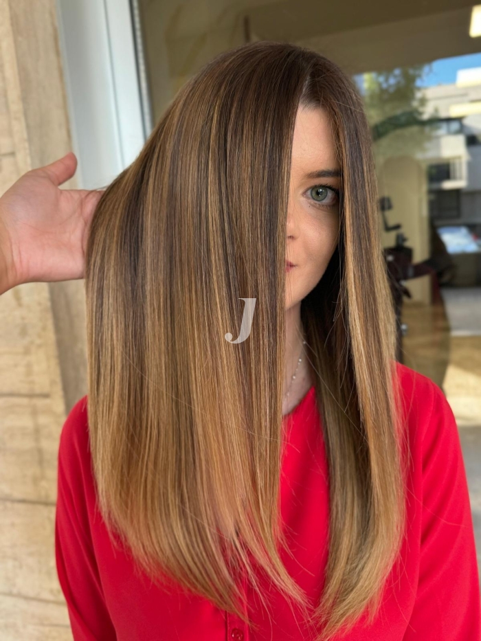 Foto di donna con capelli lunghi castano chiaro sabbia