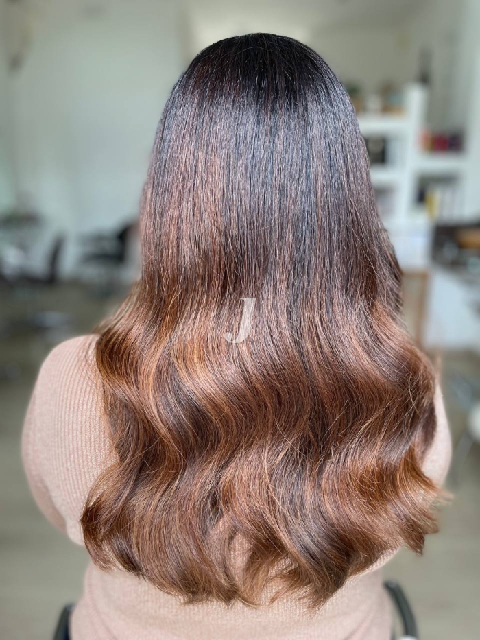 Foto di donna con capelli lunghi castano chiaro sabbia