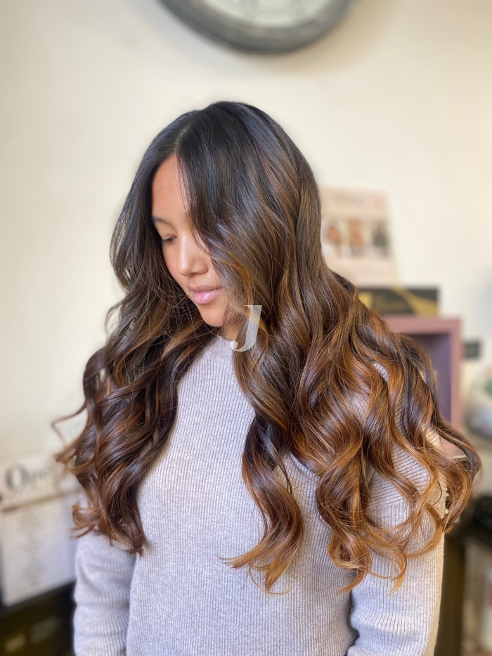 Foto di donna con capelli lunghi castano chiaro sabbia