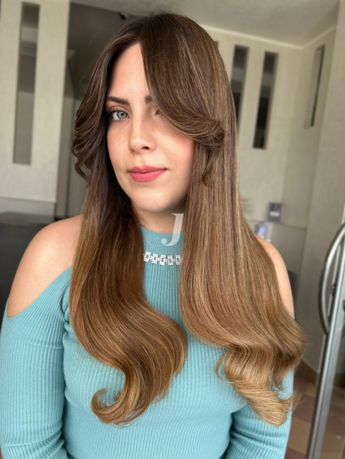 Foto di donna con capelli lunghi castano chiaro sabbia