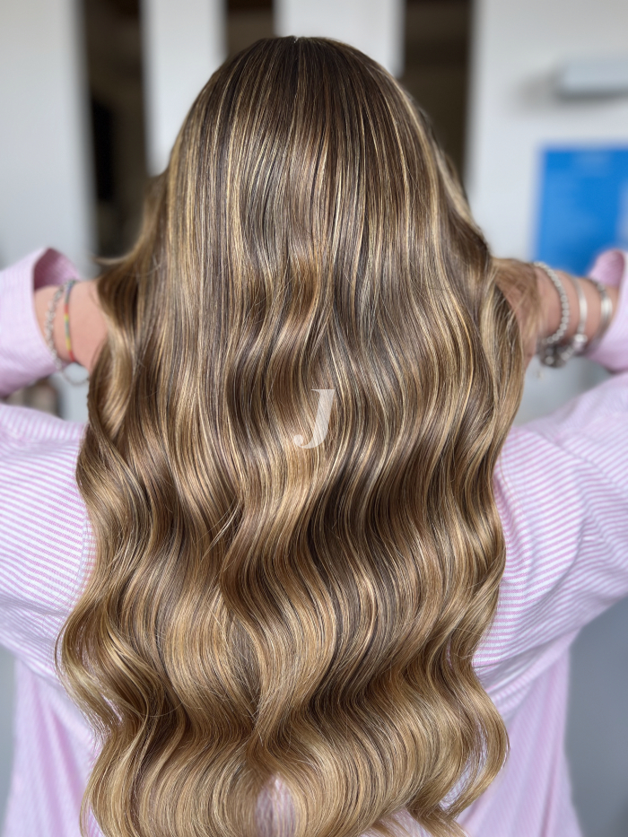 Foto di donna con capelli lunghi castano chiaro sabbia