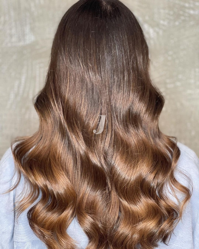 Foto di donna con capelli lunghi castano chiaro sabbia