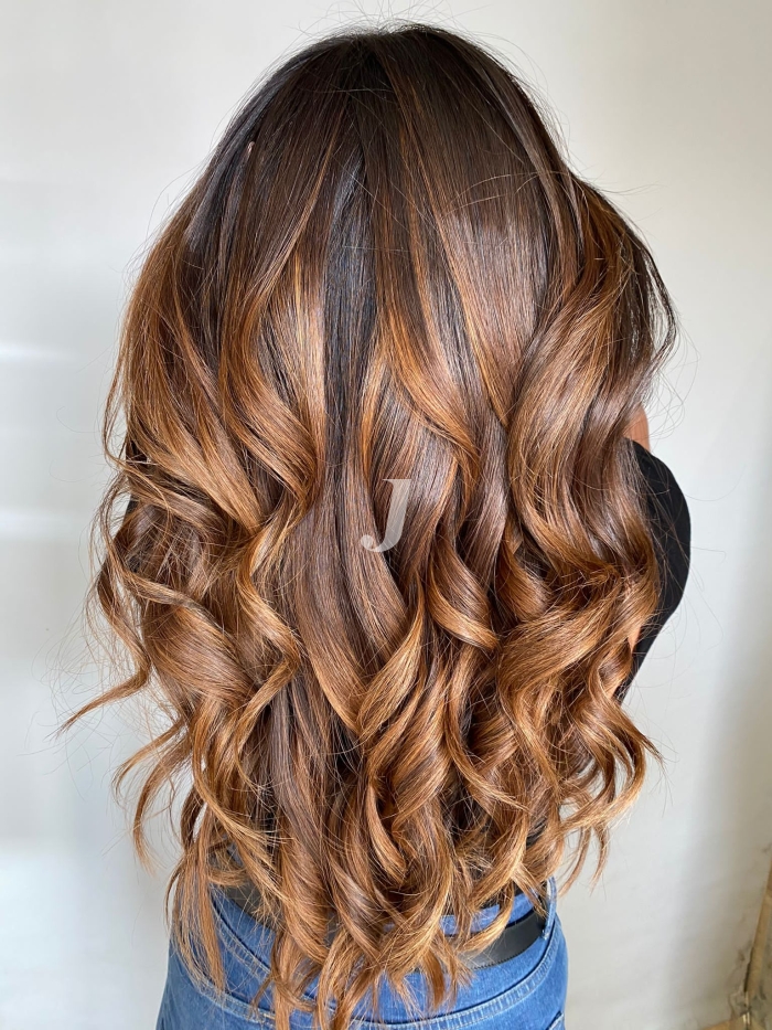 Foto di donna con capelli lunghi castano chiaro sabbia