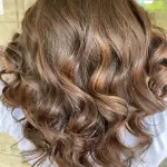 Foto di donna con capelli lunghi castano chiaro sabbia