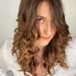 Foto di donna con capelli lunghi castano chiaro sabbia