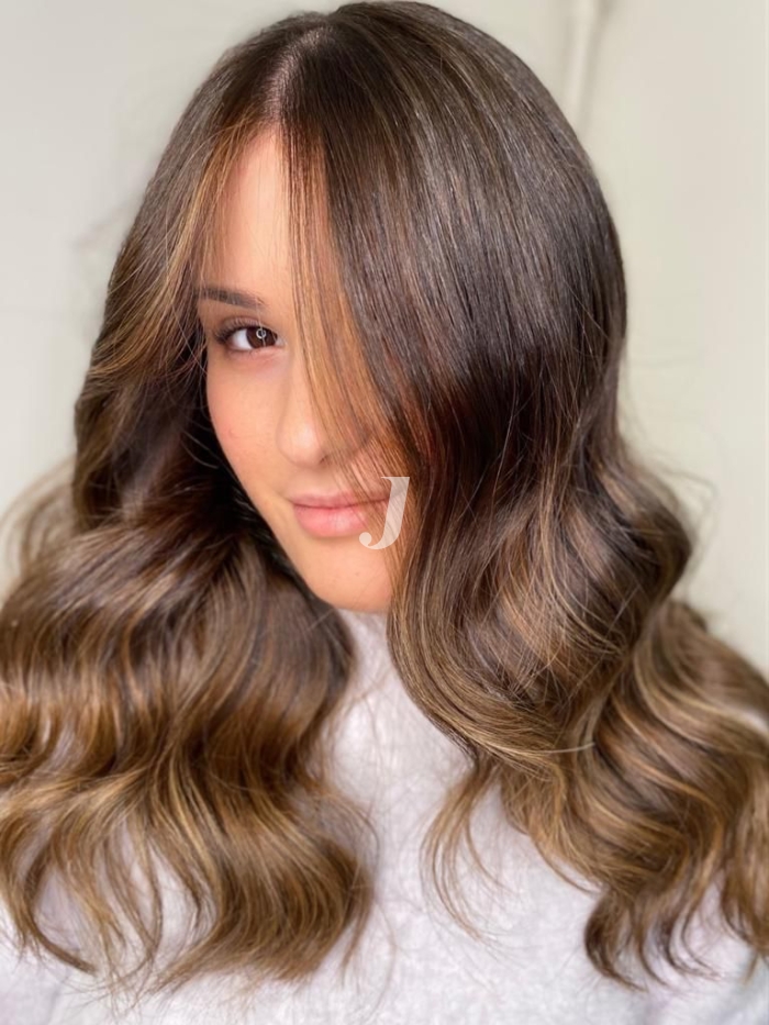 Foto di donna con capelli lunghi castano chiaro sabbia