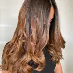 Foto di donna con capelli lunghi castano chiaro sabbia