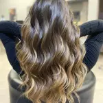 Foto di donna con capelli lunghi castano chiaro sabbia