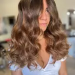Foto di donna con capelli lunghi castano chiaro sabbia