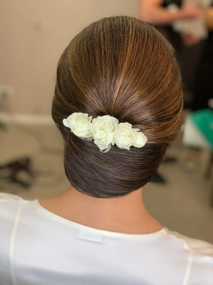 Foto di donna con capelli lunghi castano chiaro sabbia