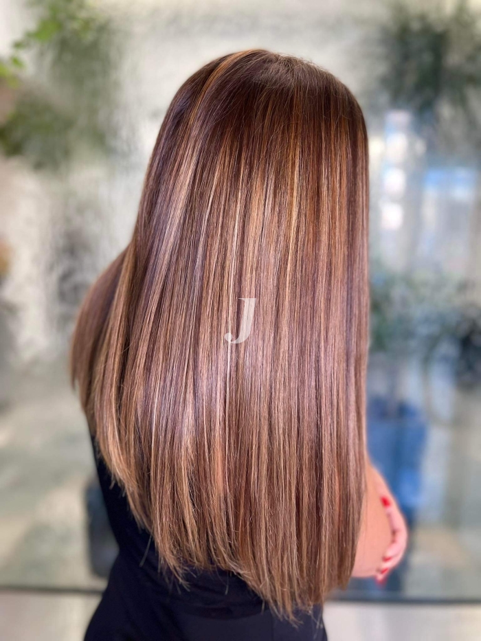 Foto di donna con capelli lunghi castano chiaro sabbia