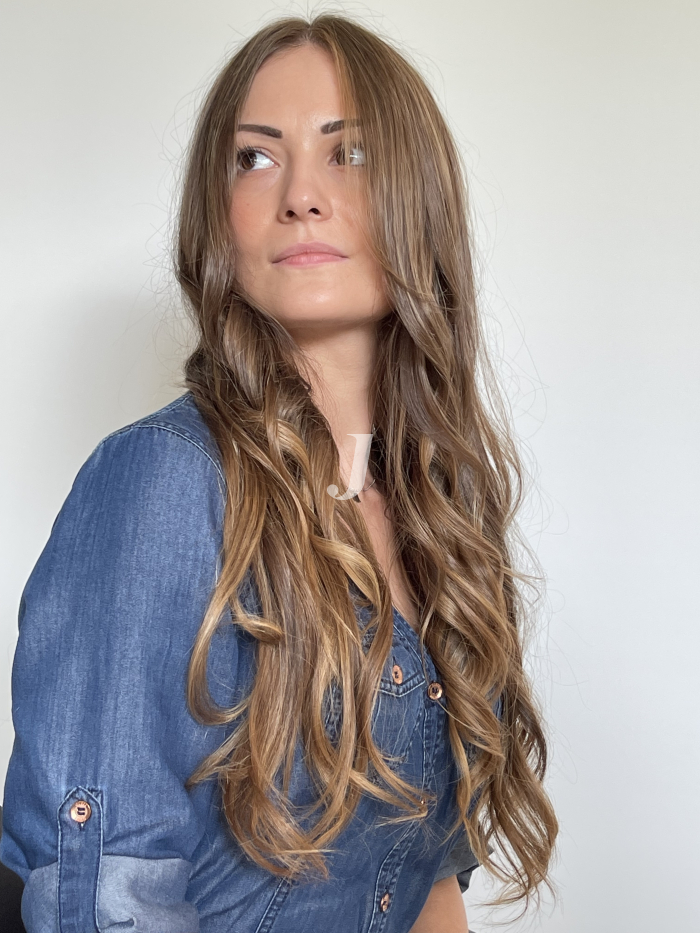 Foto di donna con capelli lunghi castano chiaro sabbia