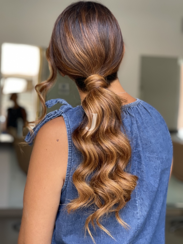 Foto di donna con capelli lunghi castano chiaro sabbia