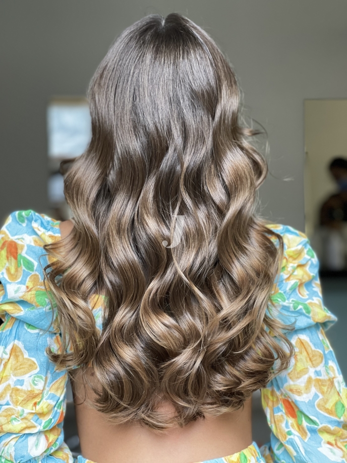 Foto di donna con capelli lunghi castano chiaro sabbia