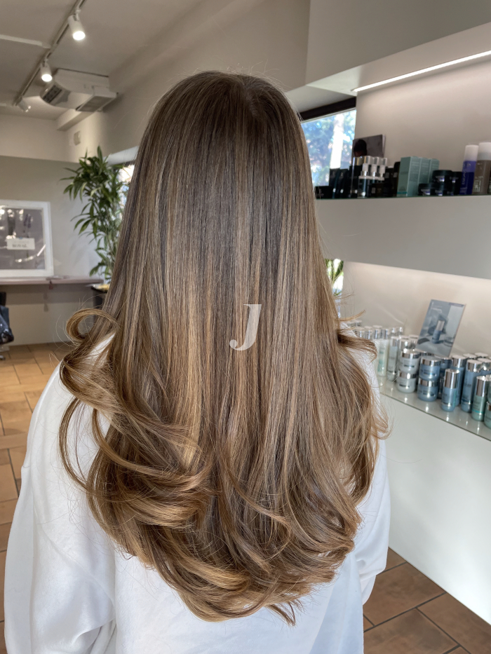 Foto di donna con capelli lunghi castano chiaro sabbia