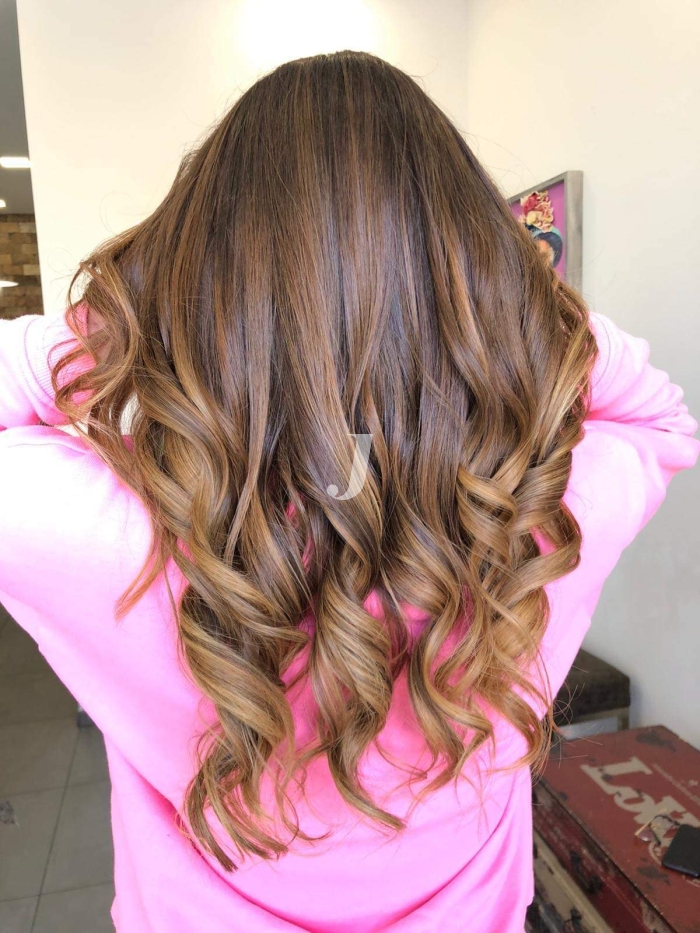 Foto di donna con capelli lunghi castano chiaro sabbia