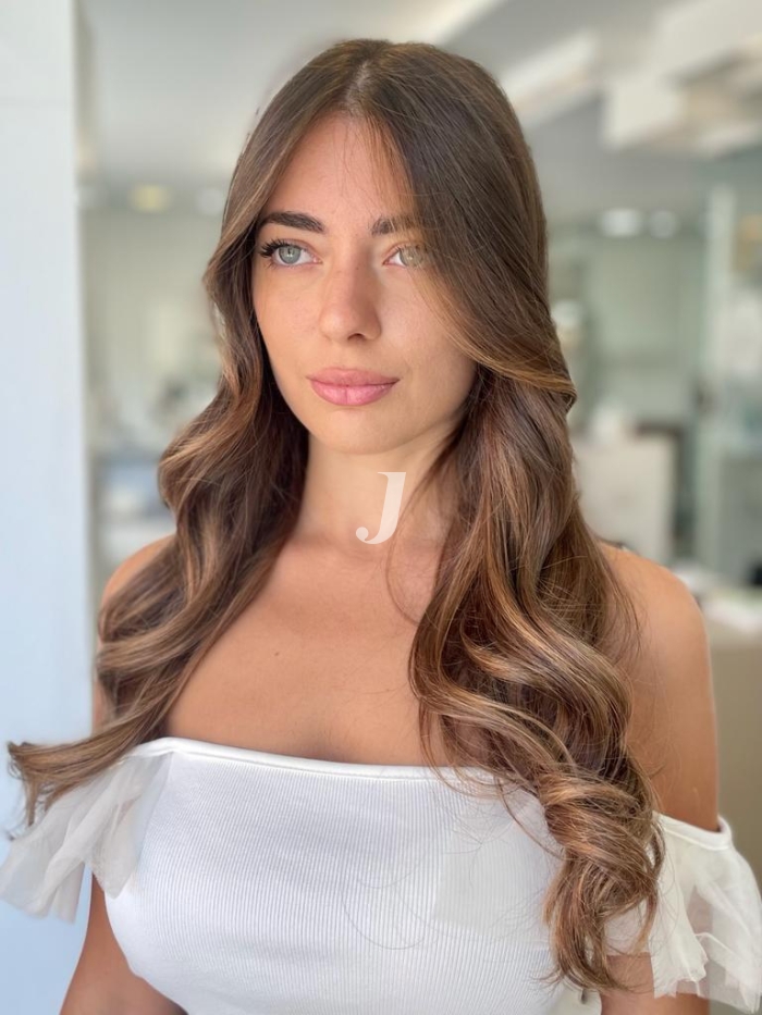 Foto di donna con capelli lunghi castano chiaro sabbia