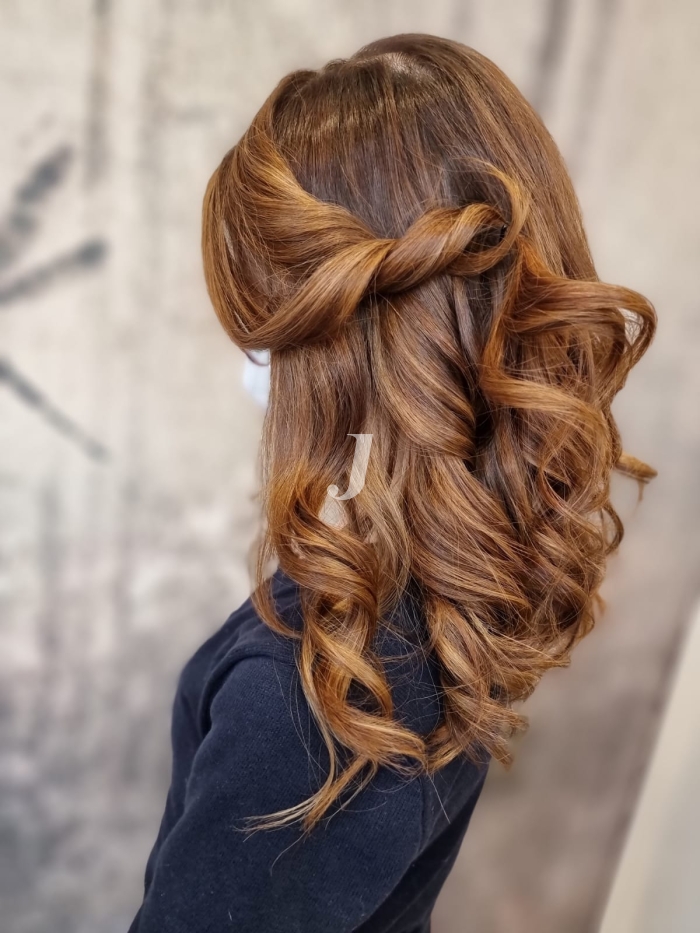 Foto di donna con capelli lunghi castano chiaro sabbia