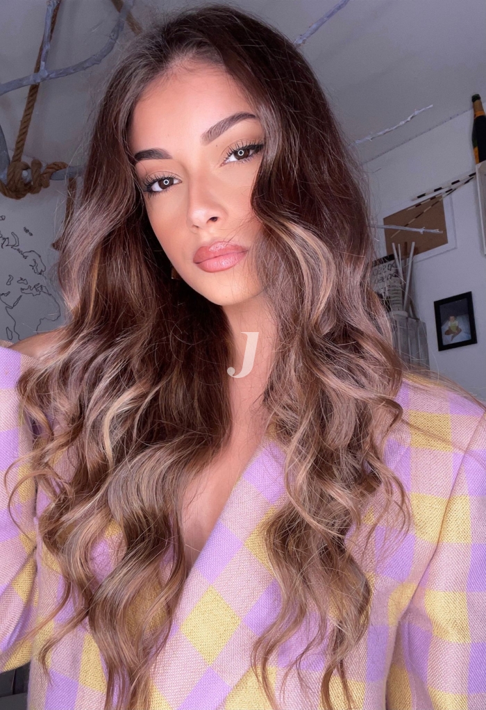 Foto di donna con capelli lunghi castano chiaro sabbia