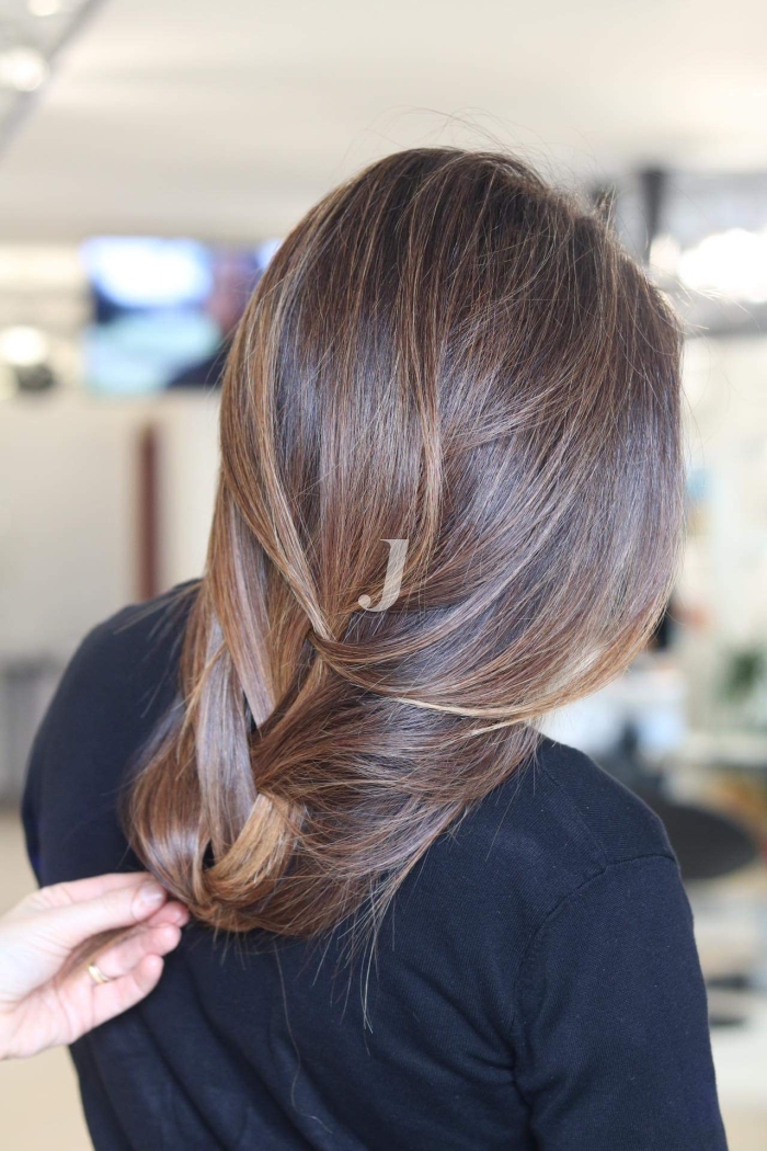 Foto di donna con capelli lunghi castano chiaro sabbia
