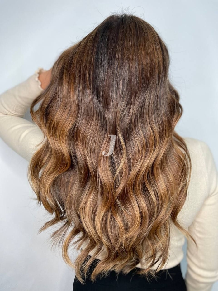 Foto di donna con capelli lunghi castano chiaro sabbia