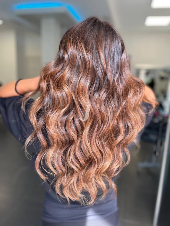 Foto di donna con capelli lunghi castano chiaro sabbia