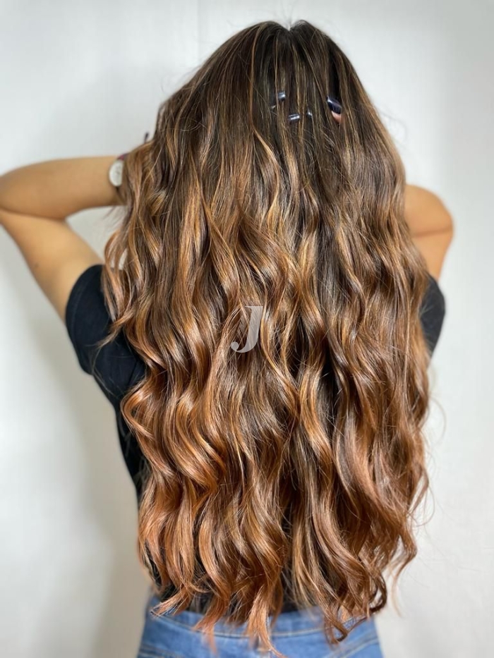 Foto di donna con capelli lunghi castano chiaro sabbia