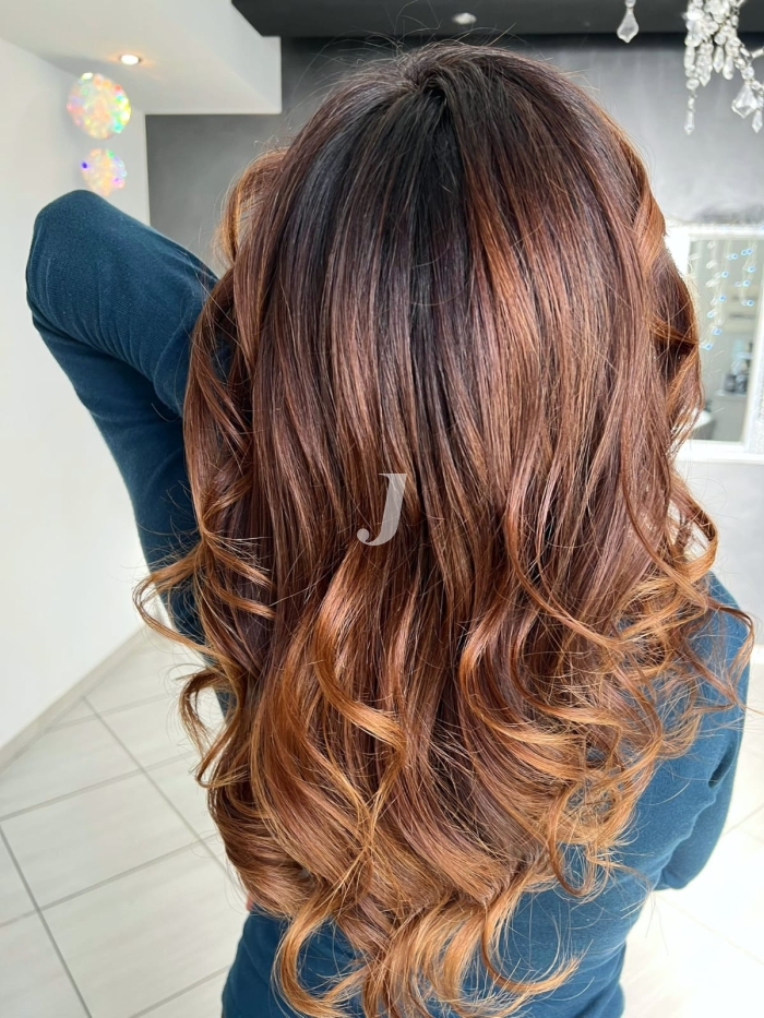 Foto di donna con capelli lunghi castano chiaro sabbia