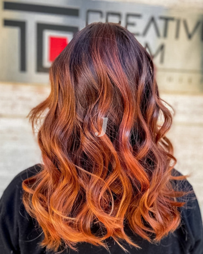 Foto di donna con capelli lunghi rosso chiaro