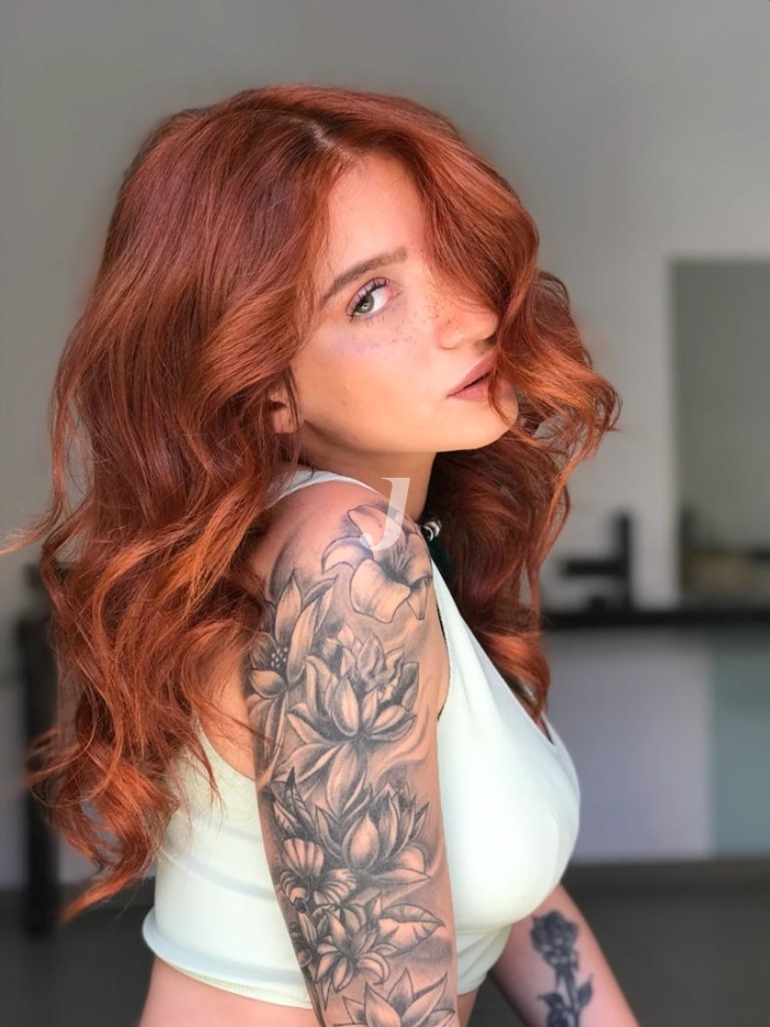 Foto di donna con capelli lunghi rosso chiaro