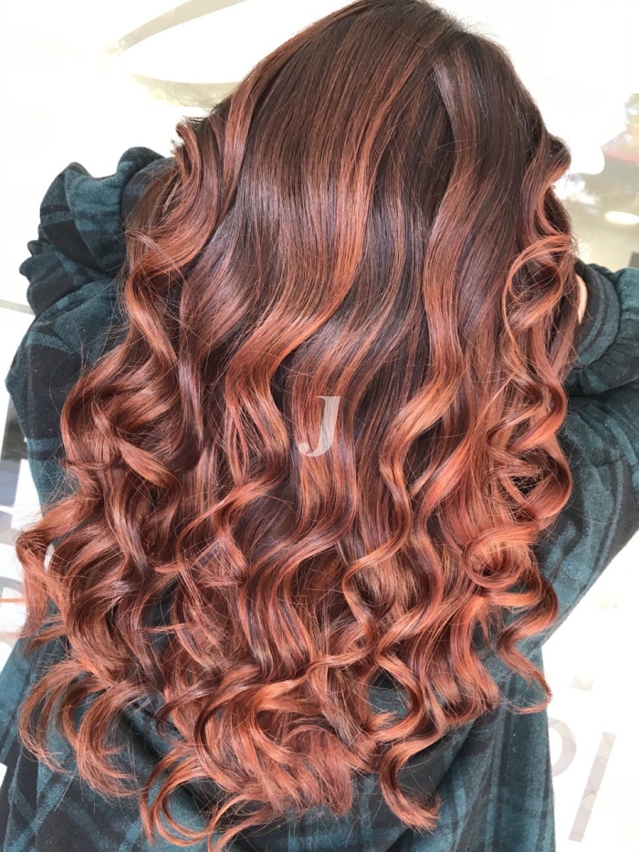 Foto di donna con capelli lunghi rosso chiaro