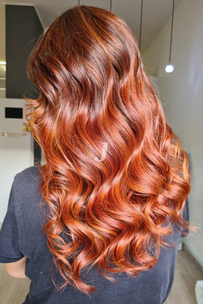 Foto di donna con capelli lunghi rosso chiaro