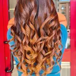 Foto di donna con capelli lunghi rosso chiaro