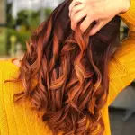 Foto di donna con capelli lunghi rosso chiaro