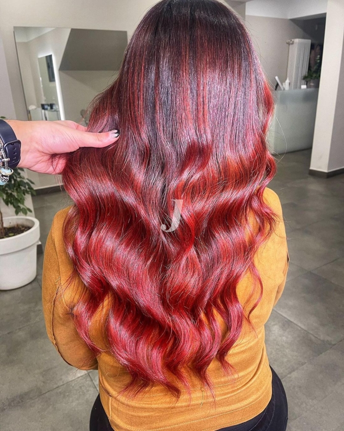 Foto di donna con capelli lunghi rosso chiaro