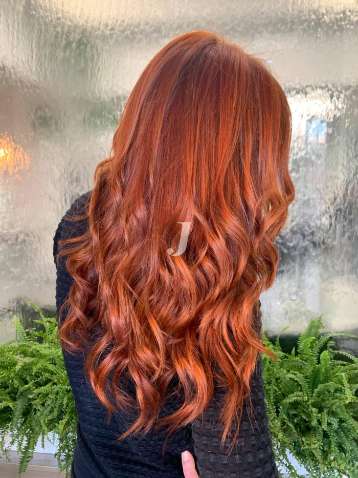 Foto di donna con capelli lunghi rosso chiaro