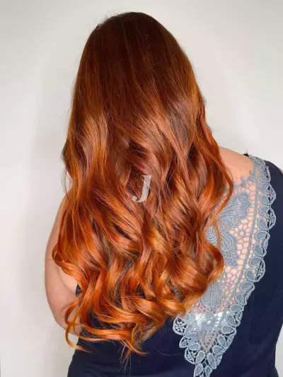 Foto di donna con capelli lunghi rosso chiaro