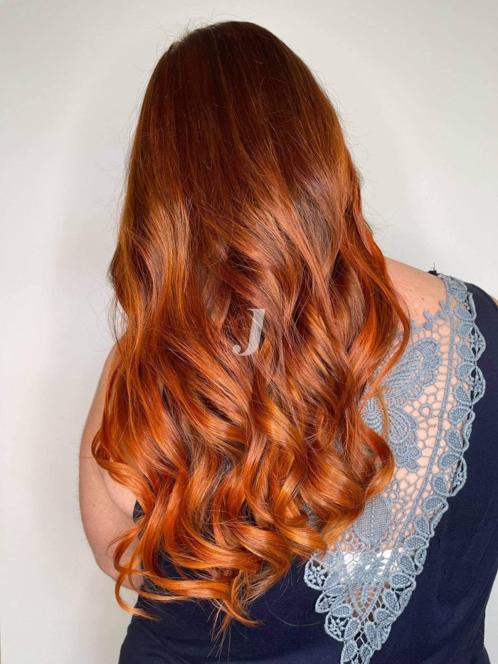 Foto di donna con capelli lunghi rosso chiaro