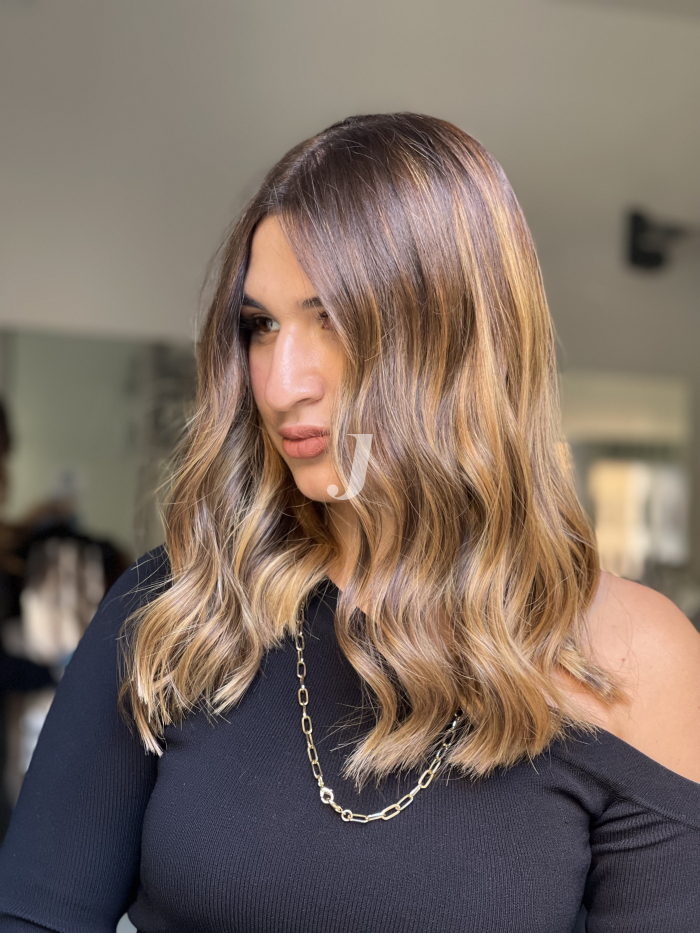 Foto di donna con capelli medi biondo scuro dorato