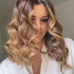 Foto di donna con capelli medi biondo scuro dorato