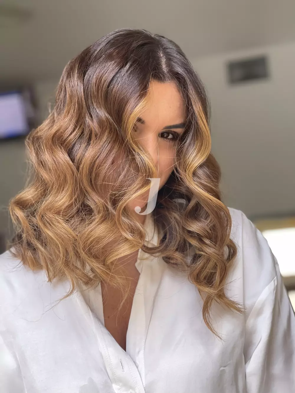 Foto di donna con capelli medi biondo scuro dorato