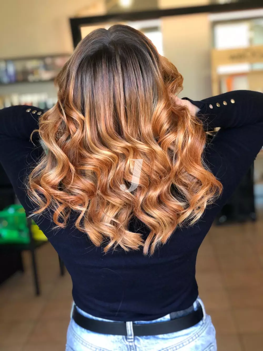 Foto di donna con capelli medi biondo scuro dorato