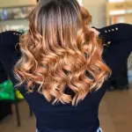 Foto di donna con capelli medi biondo scuro dorato