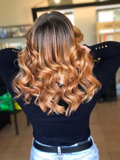 Foto di donna con capelli medi biondo scuro dorato