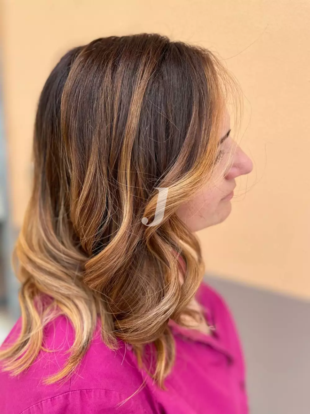 Foto di donna con capelli medi biondo scuro dorato