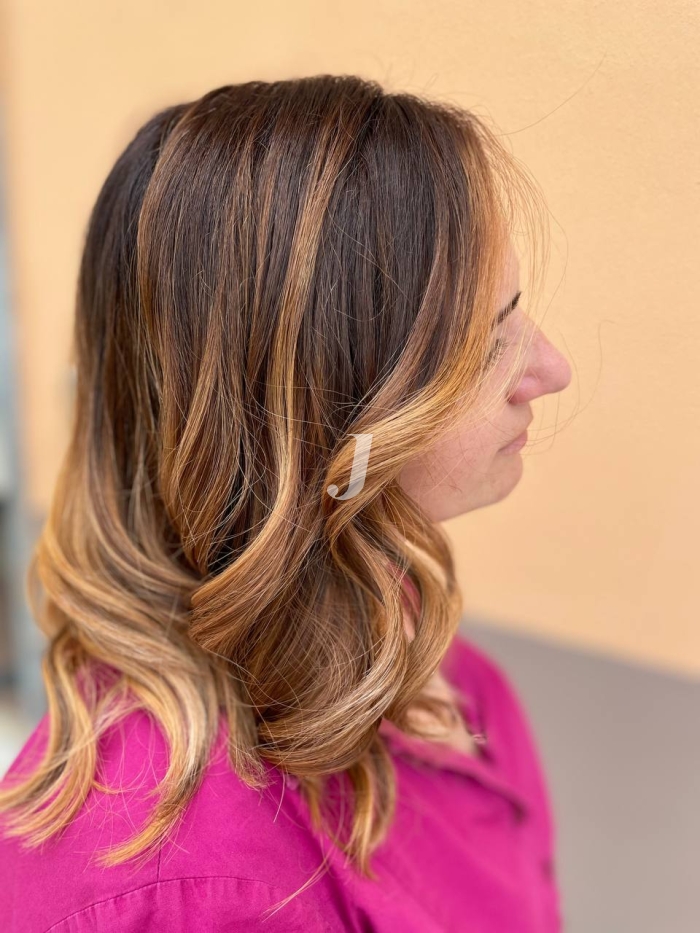Foto di donna con capelli medi biondo scuro dorato